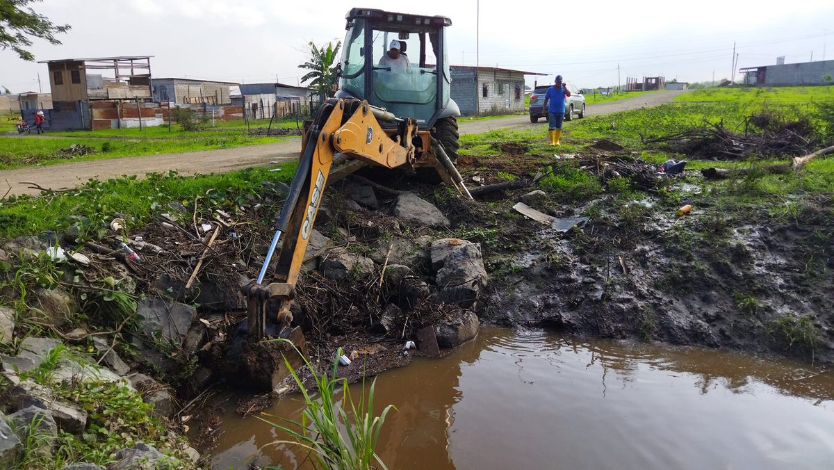 Lomas de Sargentillo limpia el estero La Victoria con vecinos
