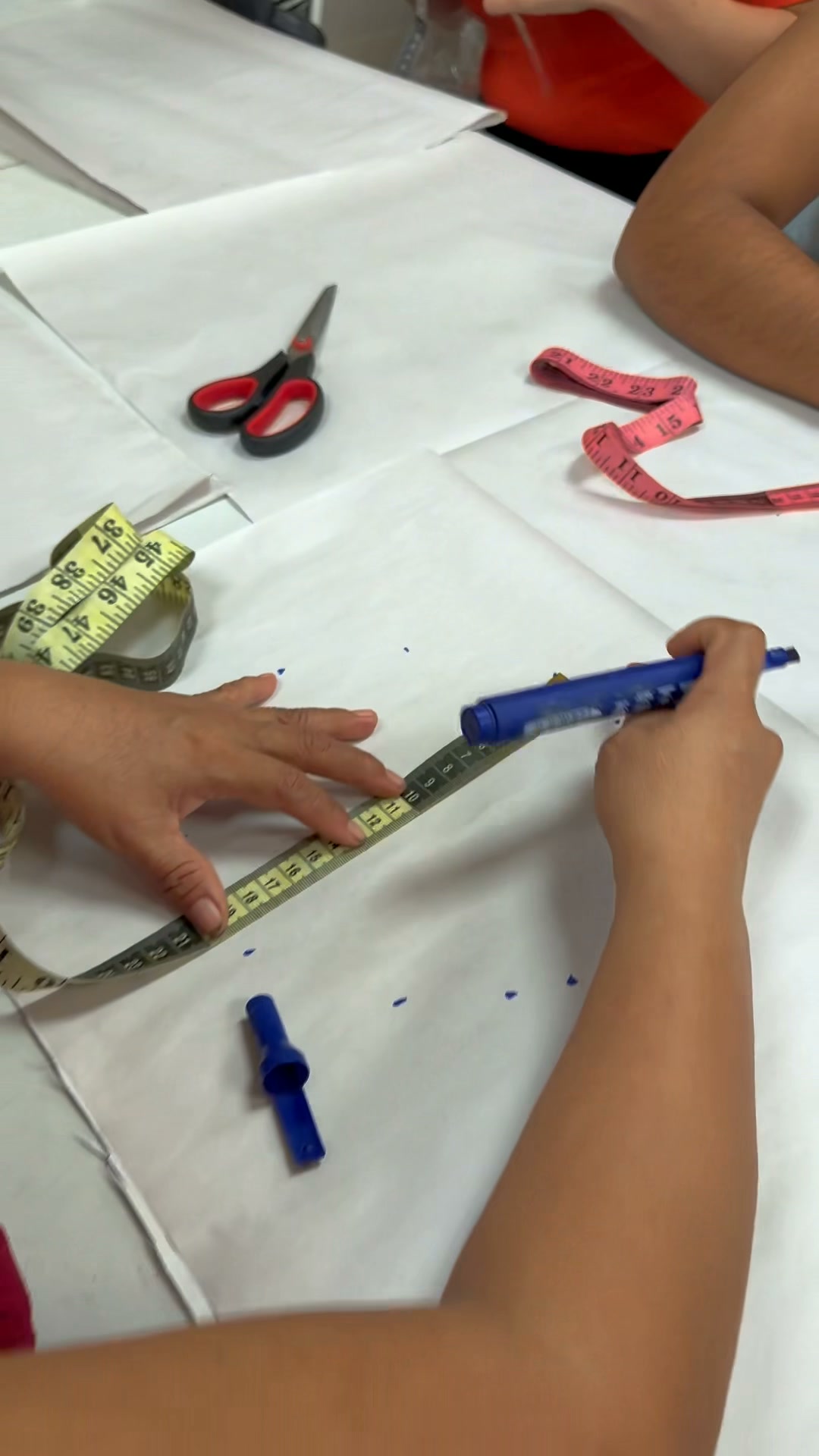 Nobol impulsa el emprendimiento con curso de diseño y costura en jean reciclado