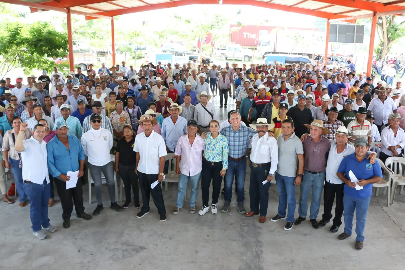 Prefectura del Guayas entrega 300 kits a ganaderos en Nobol