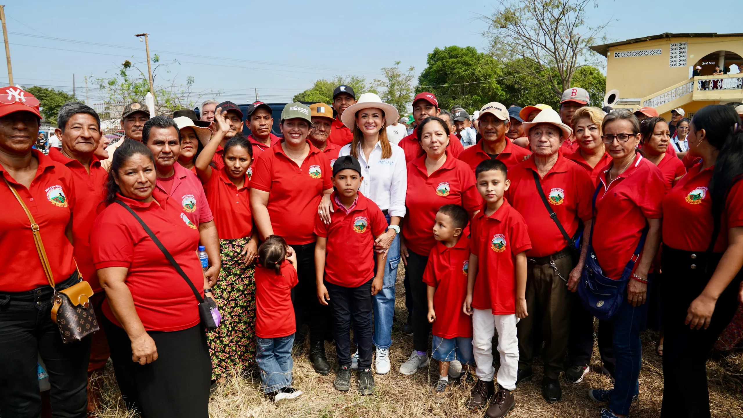 Prefectura entrega 600 kits de fertilizantes a pequeños agricultores de Nobol