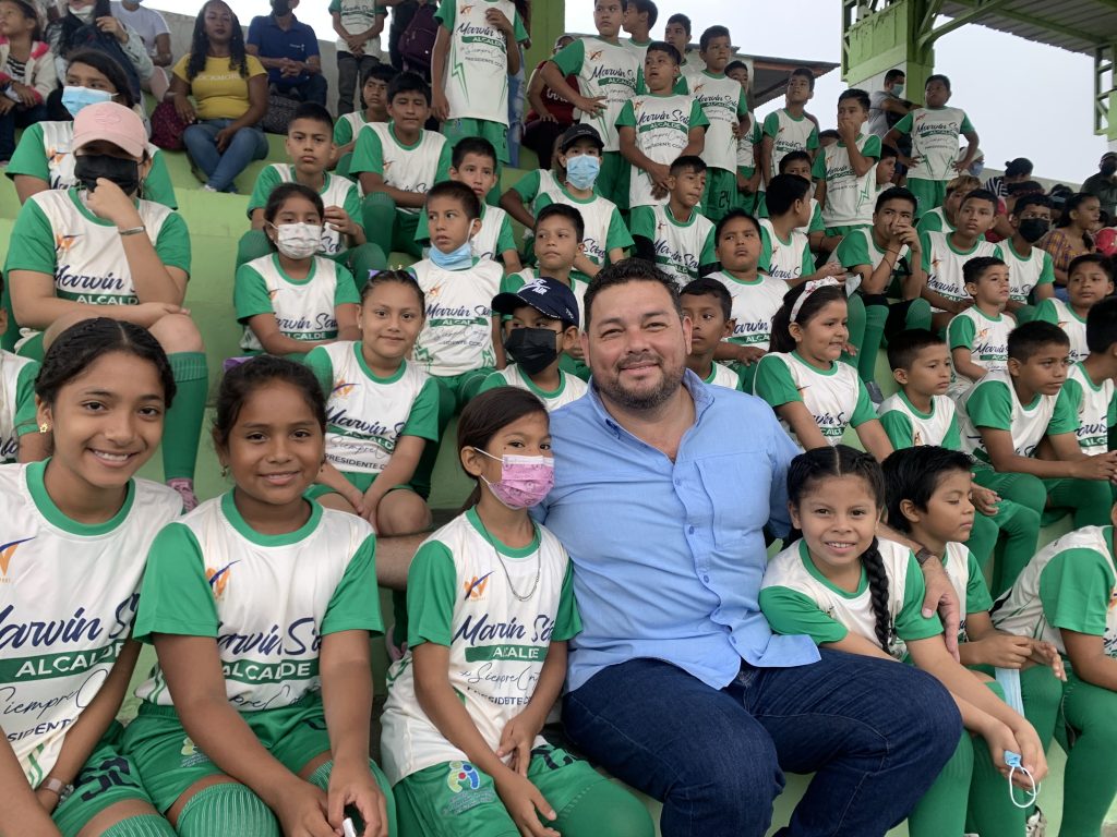 Alcaldía de Nobol entrega 100 uniformes a la Escuela de Fútbol de Petrillo