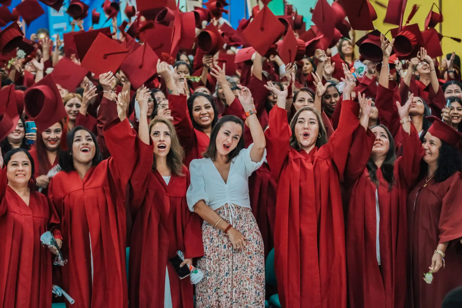 450 mujeres se graduaron en la Manzana del Cuidado Letamendi con formación técnica