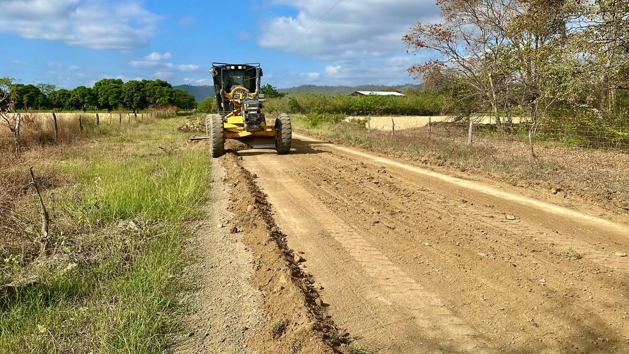 GAD Nobol avanza en reconformación vial para conectar a Loma Larga