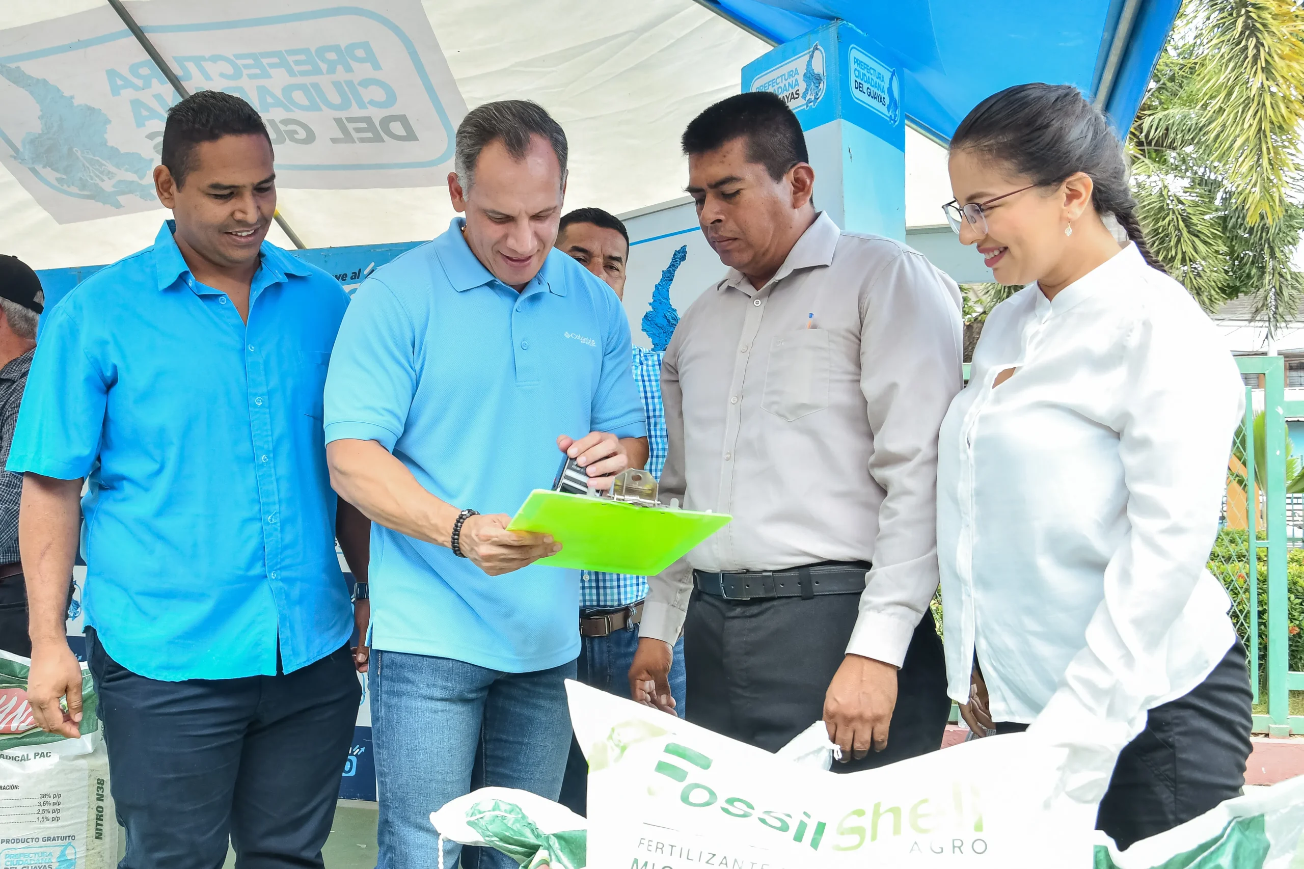Prefectura del Guayas entrega kits de fertilizantes a 500 productores de Nobol