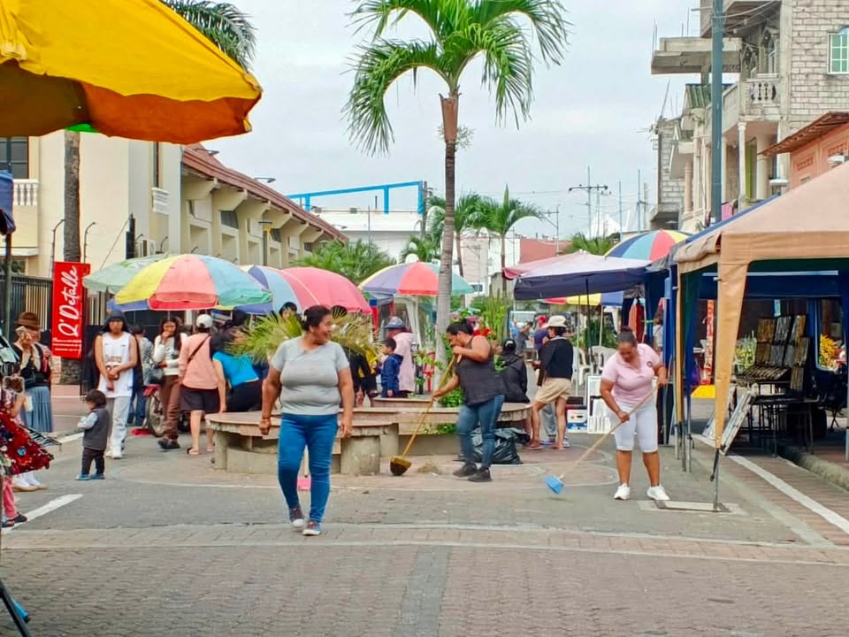 Minga comunitaria une a vecinos y comerciantes para mejorar calles de Nobol