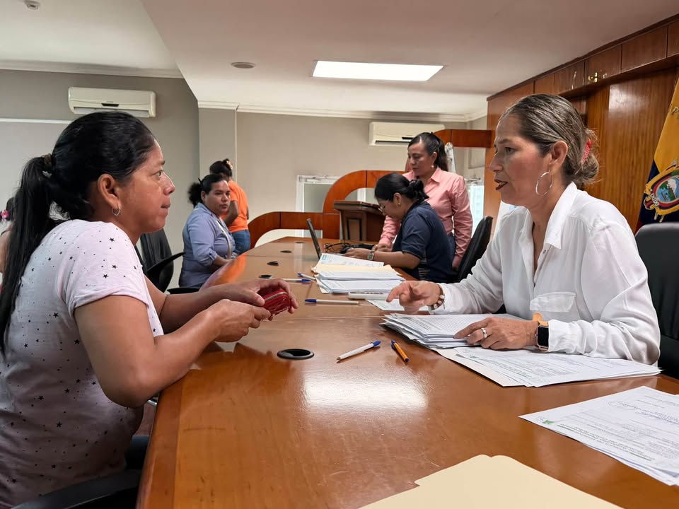 La Alcaldía de Nobol continúa la firma de actas para entregar laptops a estudiantes destacados