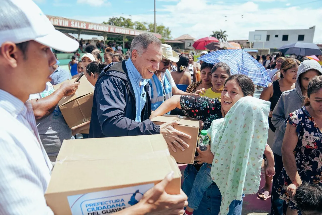 Prefectura del Guayas entrega kits humanitarios en La Primavera, Nobol