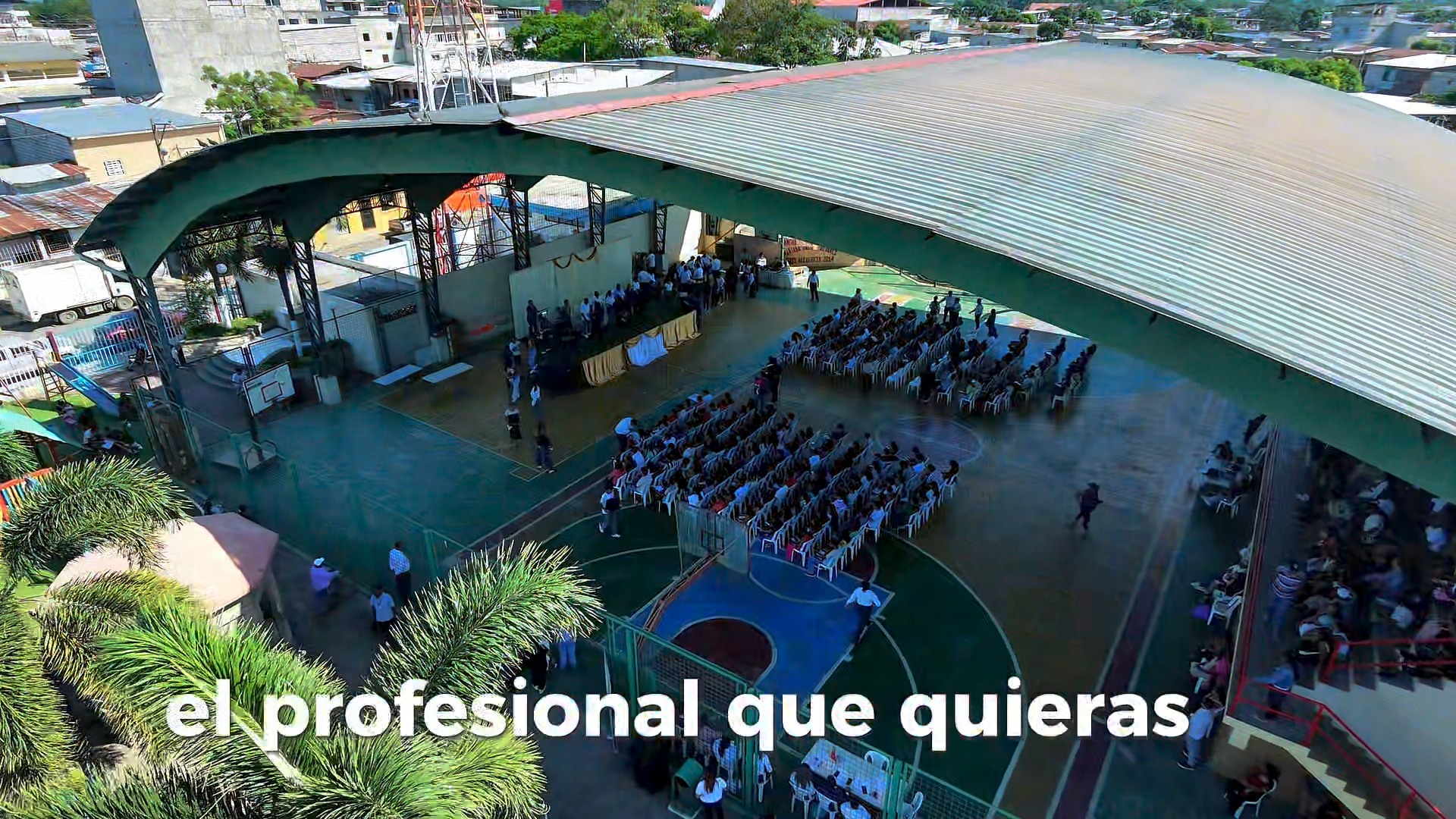 La alcaldía de Nobol entrega 535 laptops a bachilleres y egresados de 7mo