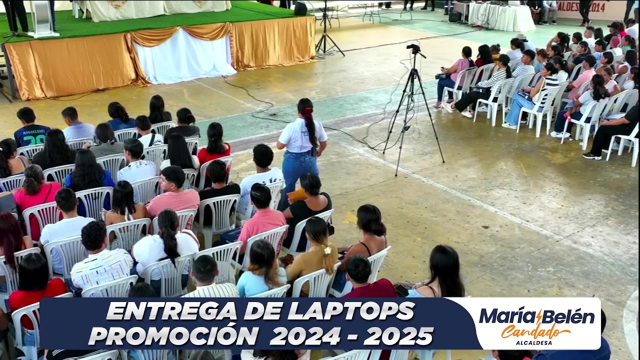 La Alcaldía de Nobol entrega laptops a estudiantes de la promoción 2024-2025