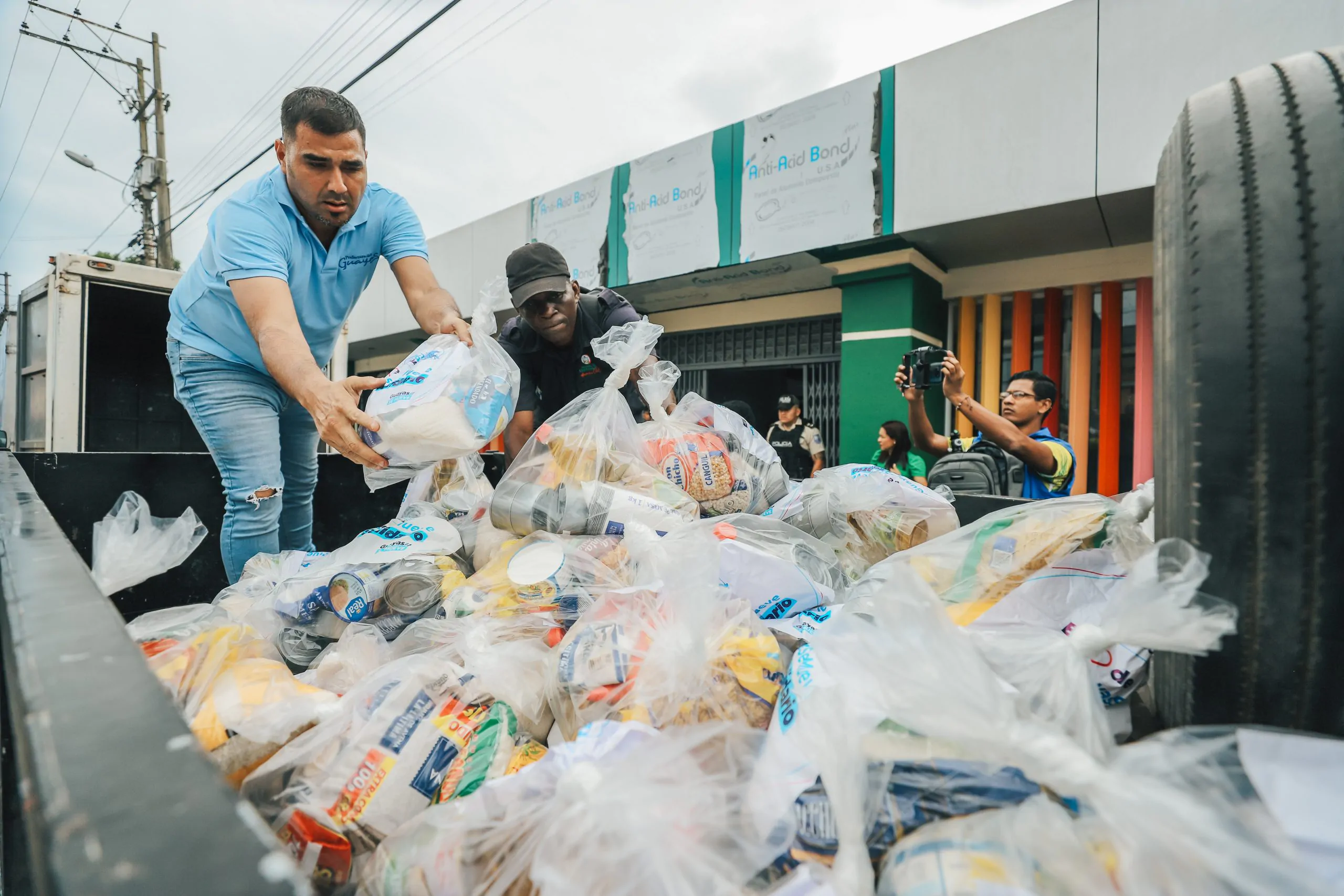 Prefectura del Guayas lleva 8,5 toneladas de ayuda humanitaria a Esmeraldas